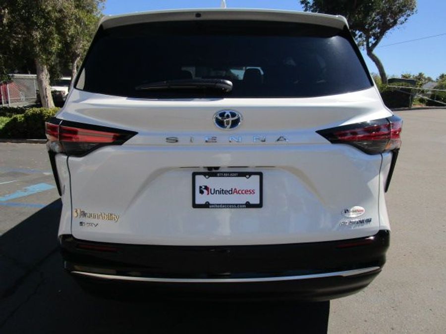 New 2025 Toyota Sienna Hybrid Platinum - BraunAbility Side Entry Entry Fold Out Automatic Ramp