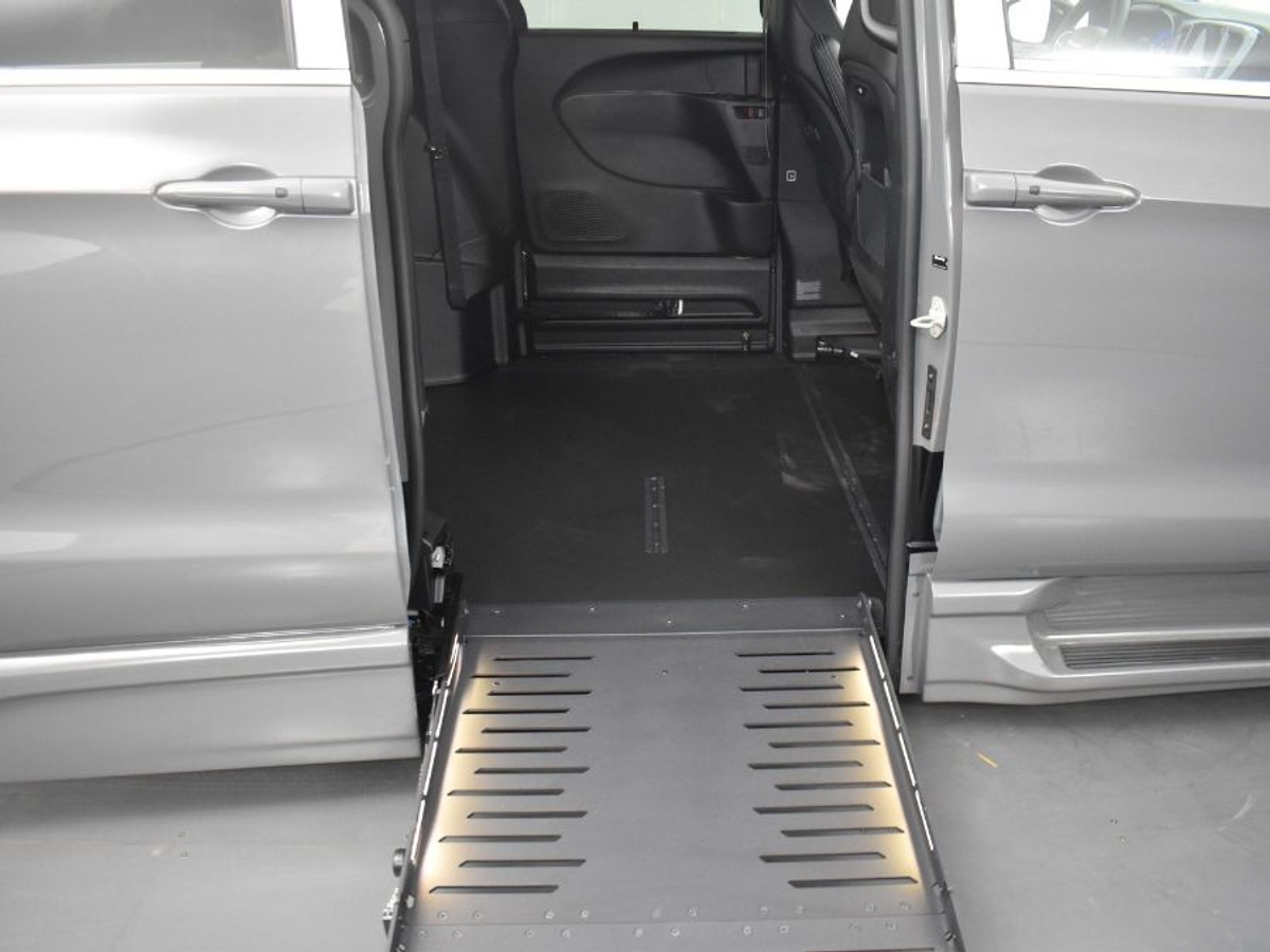 Grey Chrysler Pacifica image number 19