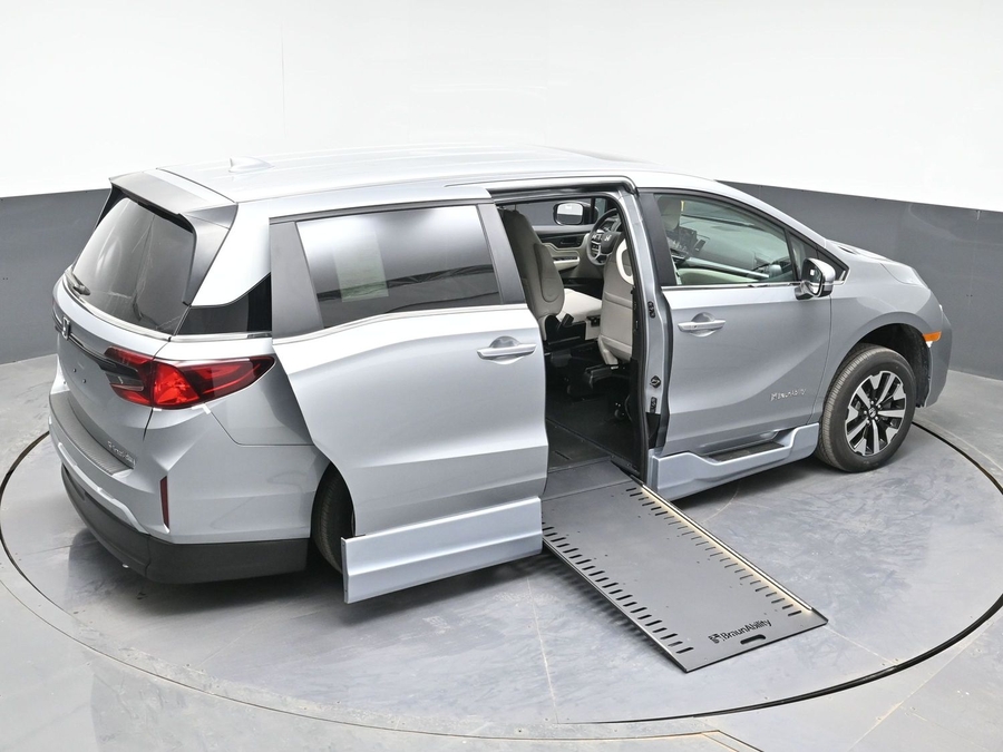 Silver Honda Odyssey image number 25