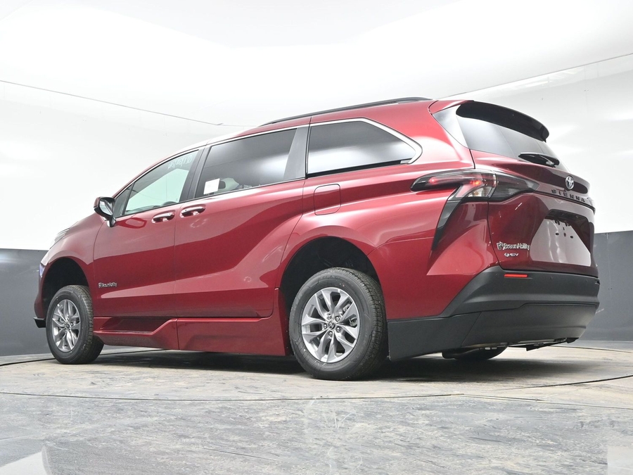 New 2025 Toyota Sienna Hybrid XLE Plus - BraunAbility Side Entry Entry Fold Out Automatic Ramp
