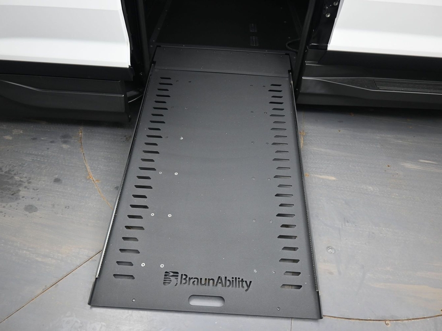 New 2026 Chevrolet Traverse 1LT Midnight - BraunAbility Side Entry In Floor Automatic Ramp