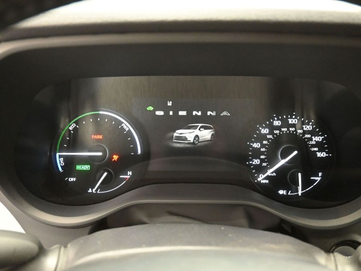 Silver Toyota Sienna image number 15