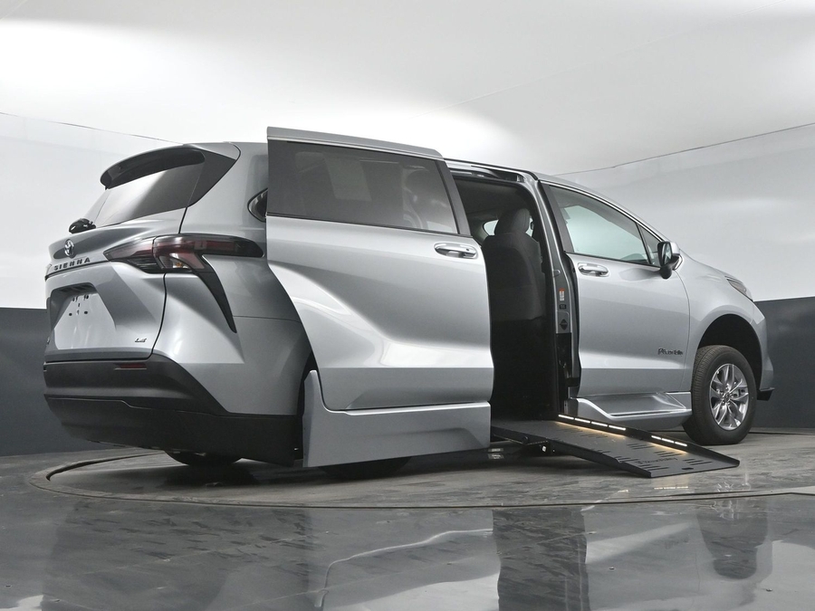 New 2025 Toyota Sienna Hybrid LE - BraunAbility Side Entry Entry Fold Out Automatic Ramp