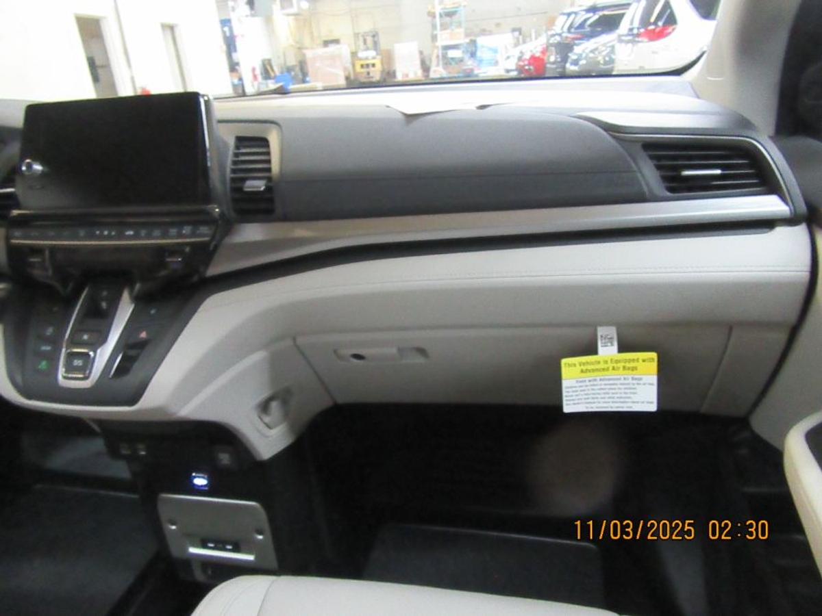 Silver Honda Odyssey image number 1