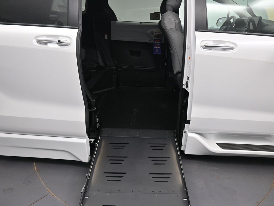 New 2026 Toyota Sienna Hybrid XLE Base - BraunAbility Side Entry Fold Out Automatic Ramp
