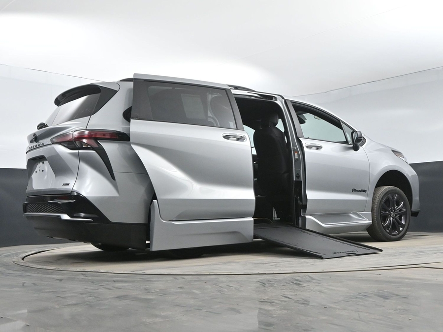 New 2025 Toyota Sienna Hybrid XSE Sport - BraunAbility Side Entry Entry In Floor Automatic Ramp