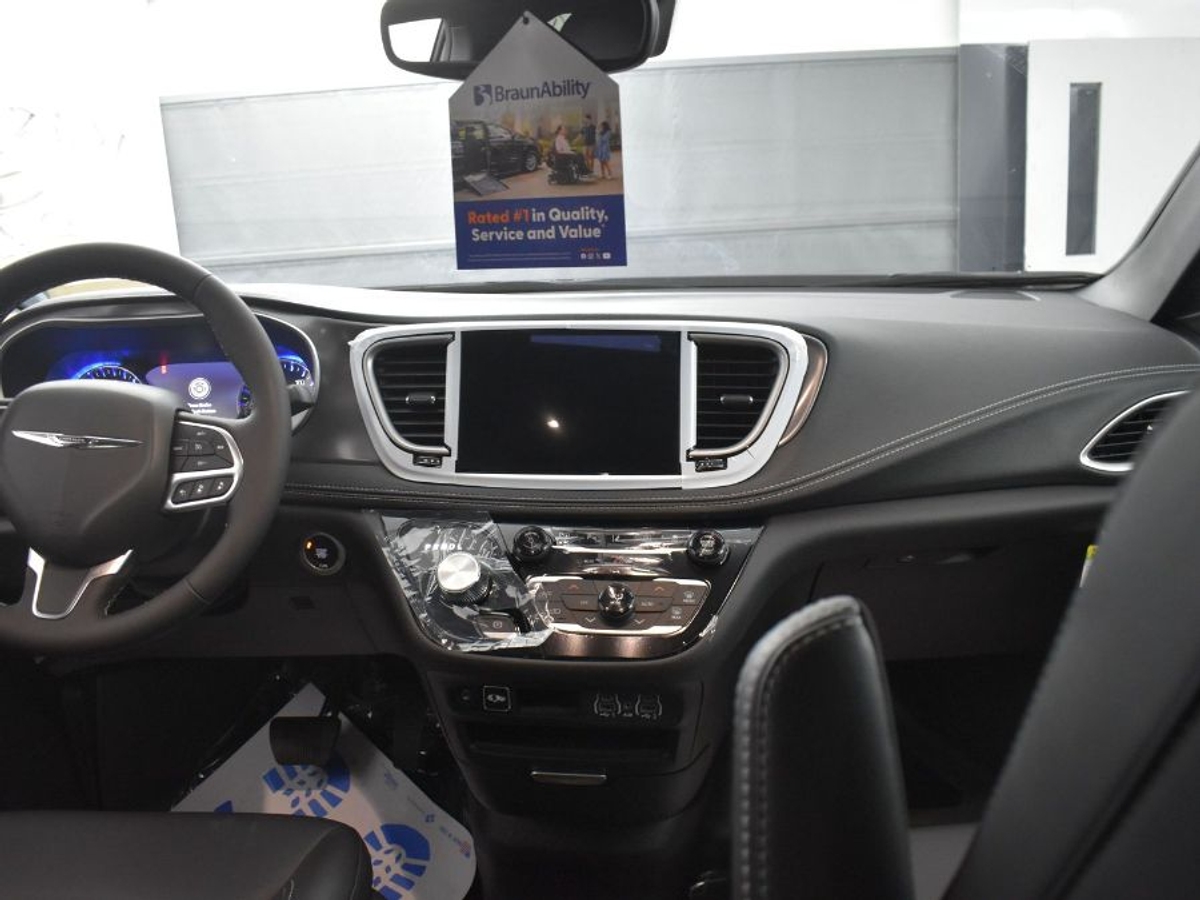 Grey Chrysler Pacifica image number 20