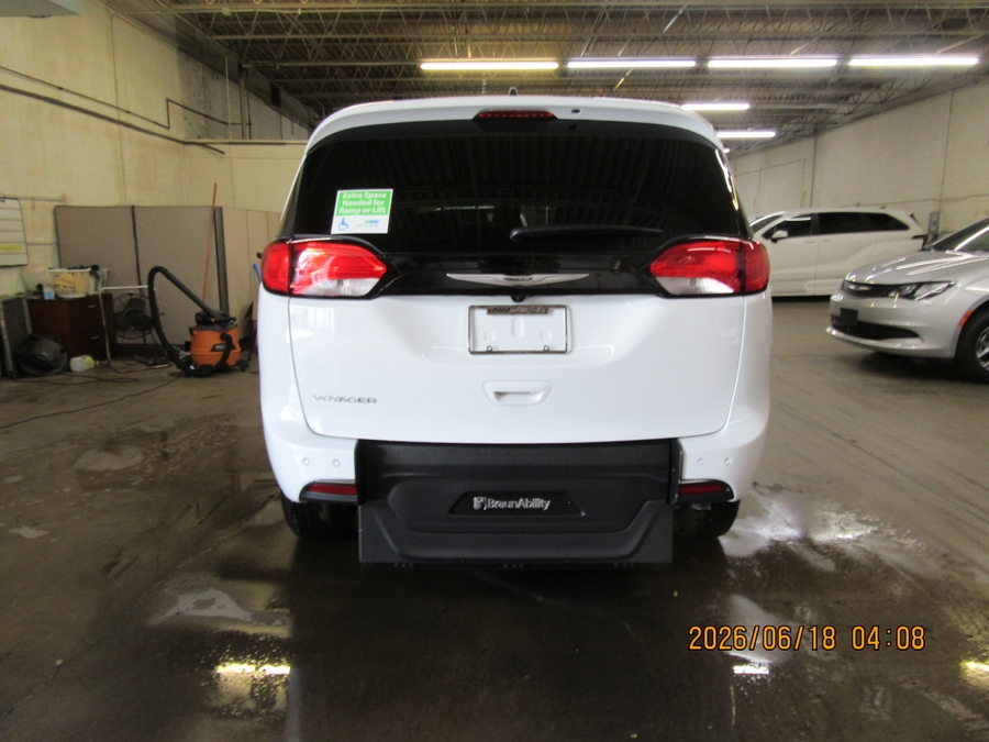 White Chrysler Voyager image number 13
