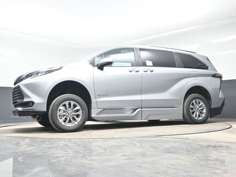 Silver Toyota Sienna image number 19