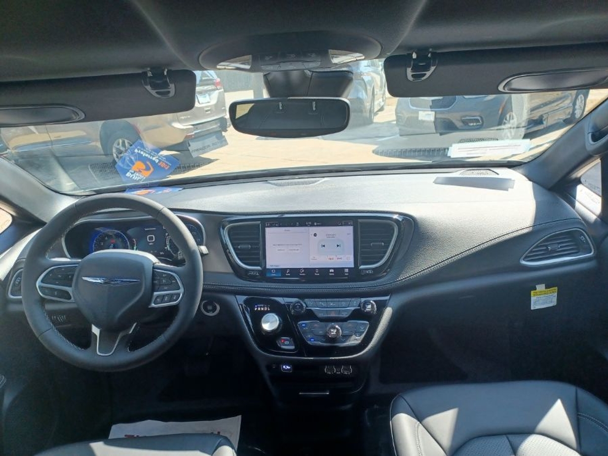 White Chrysler Pacifica image number 9