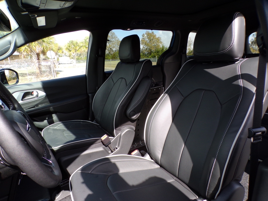 Blue Chrysler Pacifica image number 15