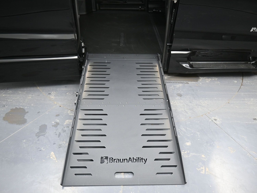 Black Chrysler Pacifica image number 10