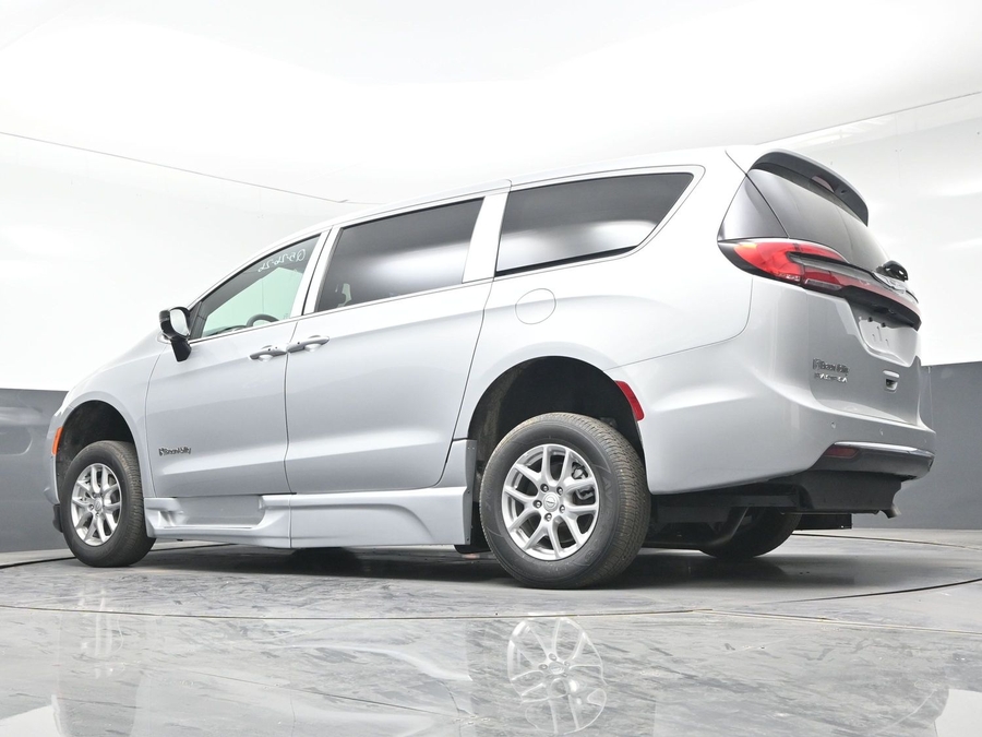 New 2026 Chrysler Pacifica Select Plus - BraunAbility Side Entry Entry Fold Out Automatic Ramp