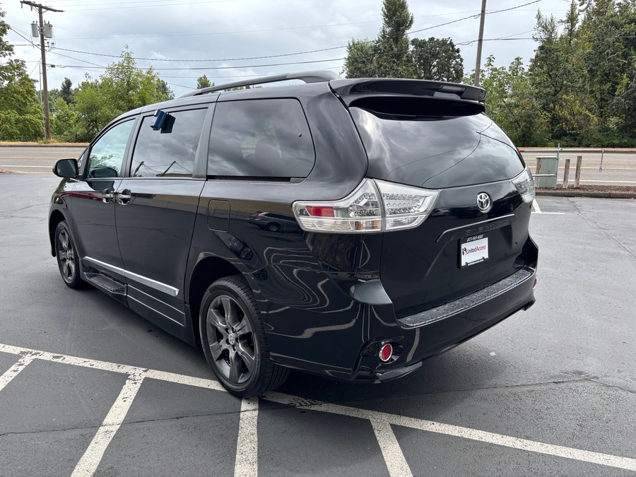 Used 2016 Toyota Sienna SE - BraunAbility Side Entry In Floor Automatic Ramp