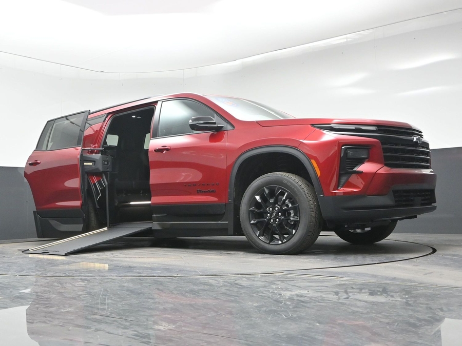 New 2026 Chevrolet Traverse 1LT Midnight - BraunAbility Side Entry In Floor Automatic Ramp