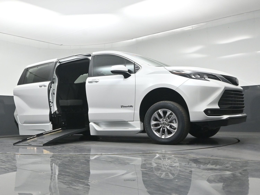 New 2026 Toyota Sienna Hybrid XLE Base - BraunAbility Side Entry Fold Out Automatic Ramp