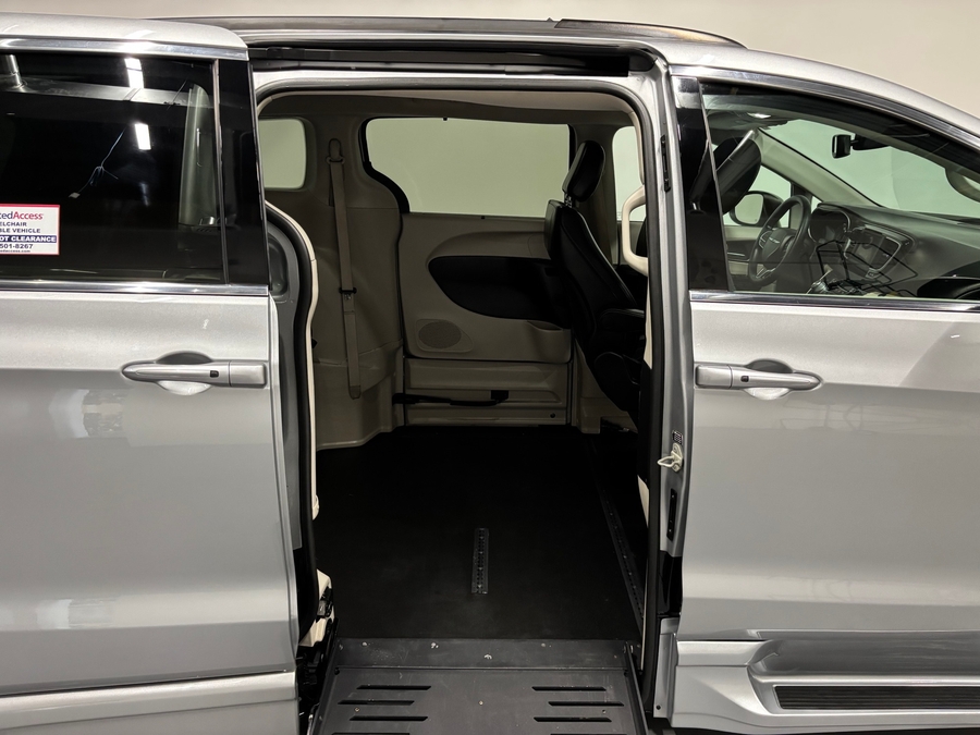 Used 2020 Chrysler Voyager LXi - BraunAbility Side Entry Fold Out Automatic Ramp