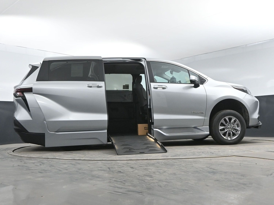 New 2025 Toyota Sienna Hybrid XLE Base - BraunAbility Side Entry Entry Fold Out Automatic Ramp
