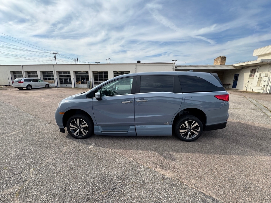 Grey Honda Odyssey image number 3