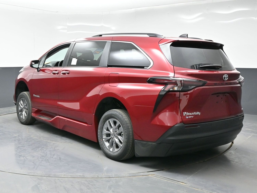 New 2026 Toyota Sienna Hybrid XLE Base - BraunAbility Side Entry Entry Fold Out Automatic Ramp