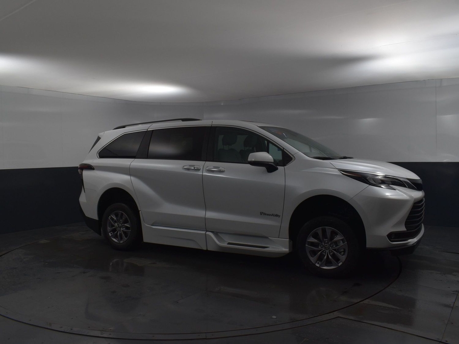 New 2025 Toyota Sienna Hybrid XLE Plus - BraunAbility Side Entry Entry In Floor Automatic Ramp