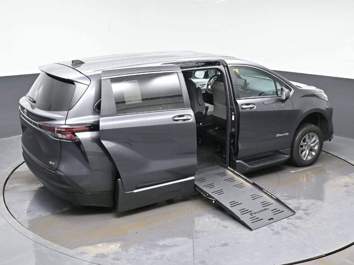 Grey Toyota Sienna image number 20