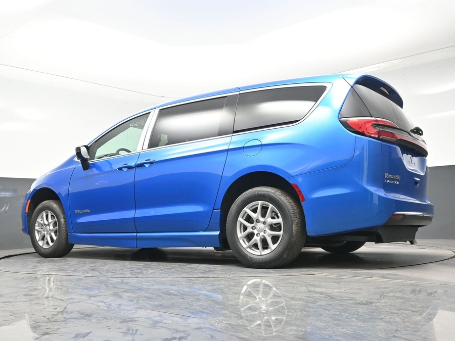 Blue Chrysler Pacifica image number 17