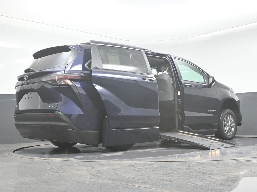 New 2025 Toyota Sienna Hybrid XLE Plus - BraunAbility Side Entry Entry Fold Out Automatic Ramp