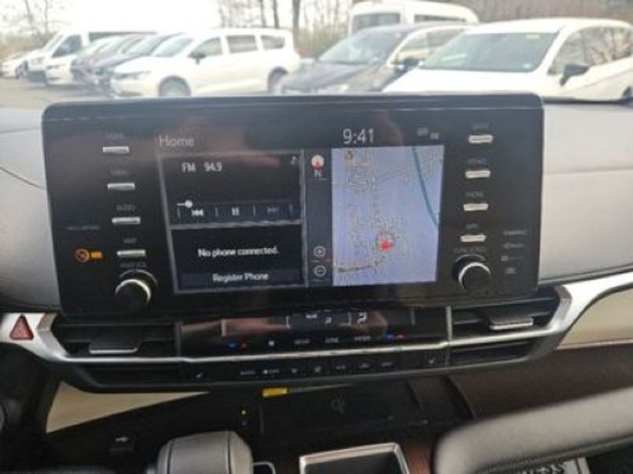2023 Toyota Sienna XLE - Photo 8