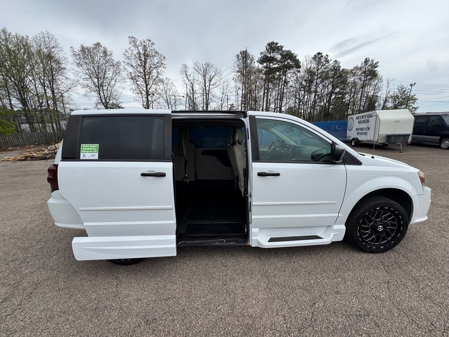 White Dodge Grand Caravan image number 1