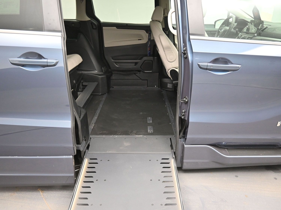 Blue Honda Odyssey image number 22