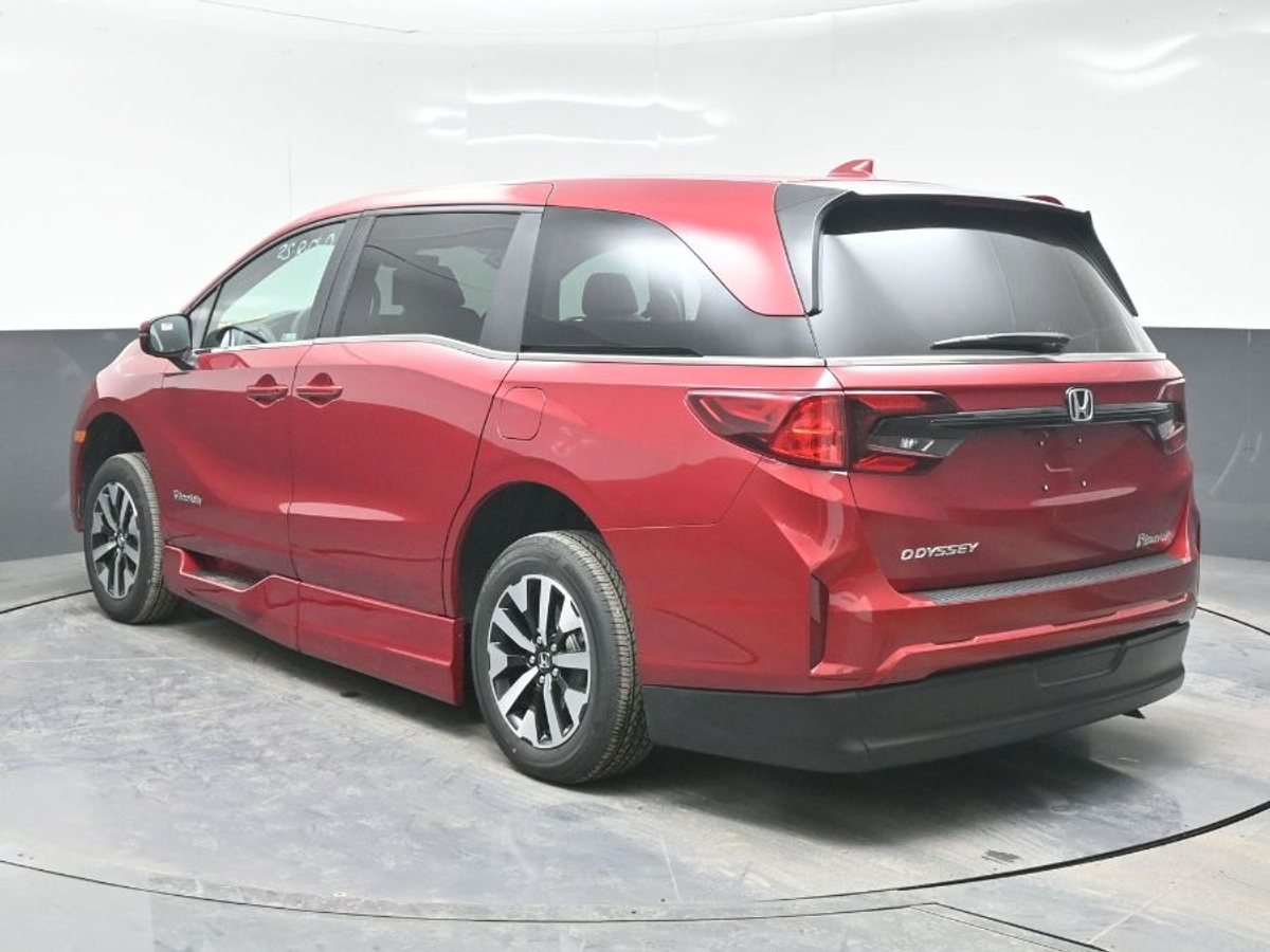 Red Honda Odyssey image number 4