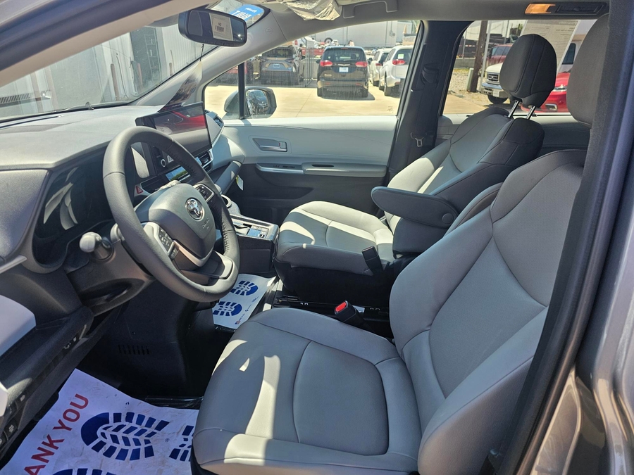 Grey Toyota Sienna image number 2