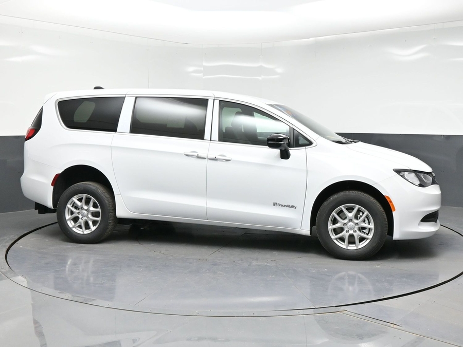 White Chrysler Voyager image number 4