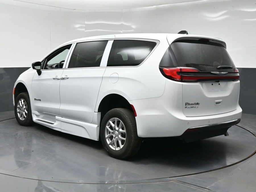 New 2026 Chrysler Pacifica Select Plus - BraunAbility Side Entry In Floor Automatic Ramp