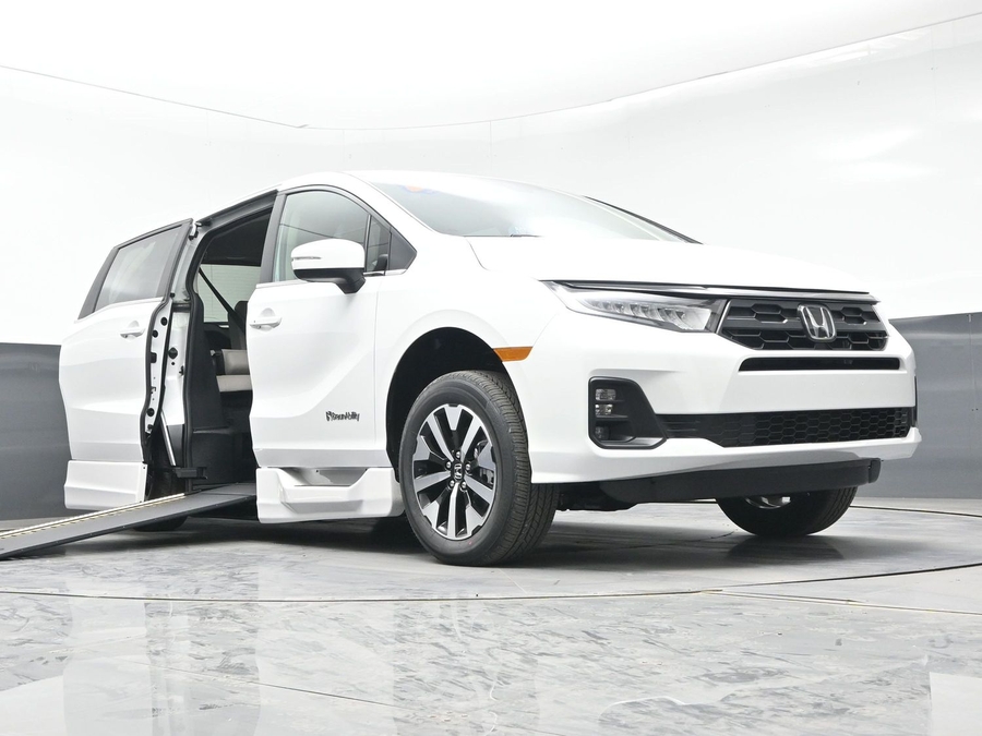 White Honda Odyssey image number 15