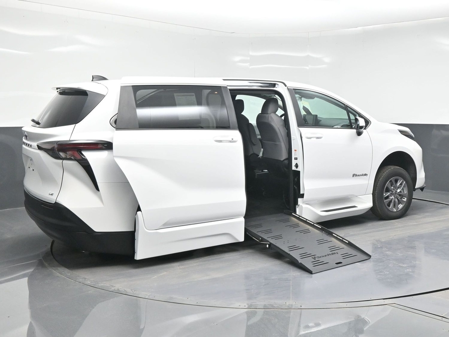 New 2025 Toyota Sienna Hybrid LE - BraunAbility Side Entry Entry Fold Out Automatic Ramp