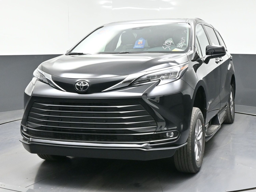 Black Toyota Sienna image number 1