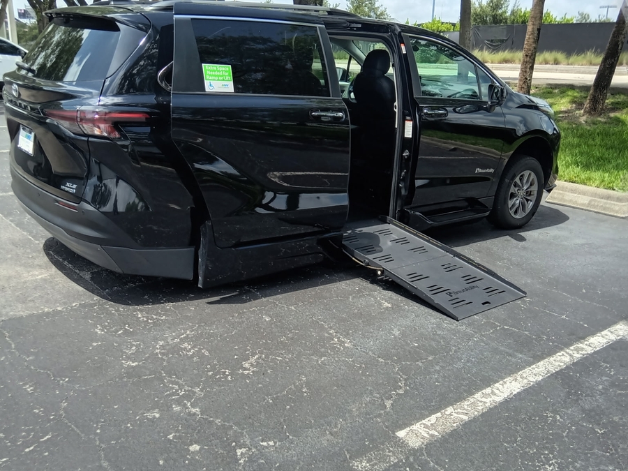 2023 Toyota Sienna XLE - Photo 9