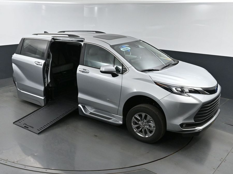 New 2025 Toyota Sienna Hybrid XLE Plus - BraunAbility Side Entry Entry In Floor Automatic Ramp