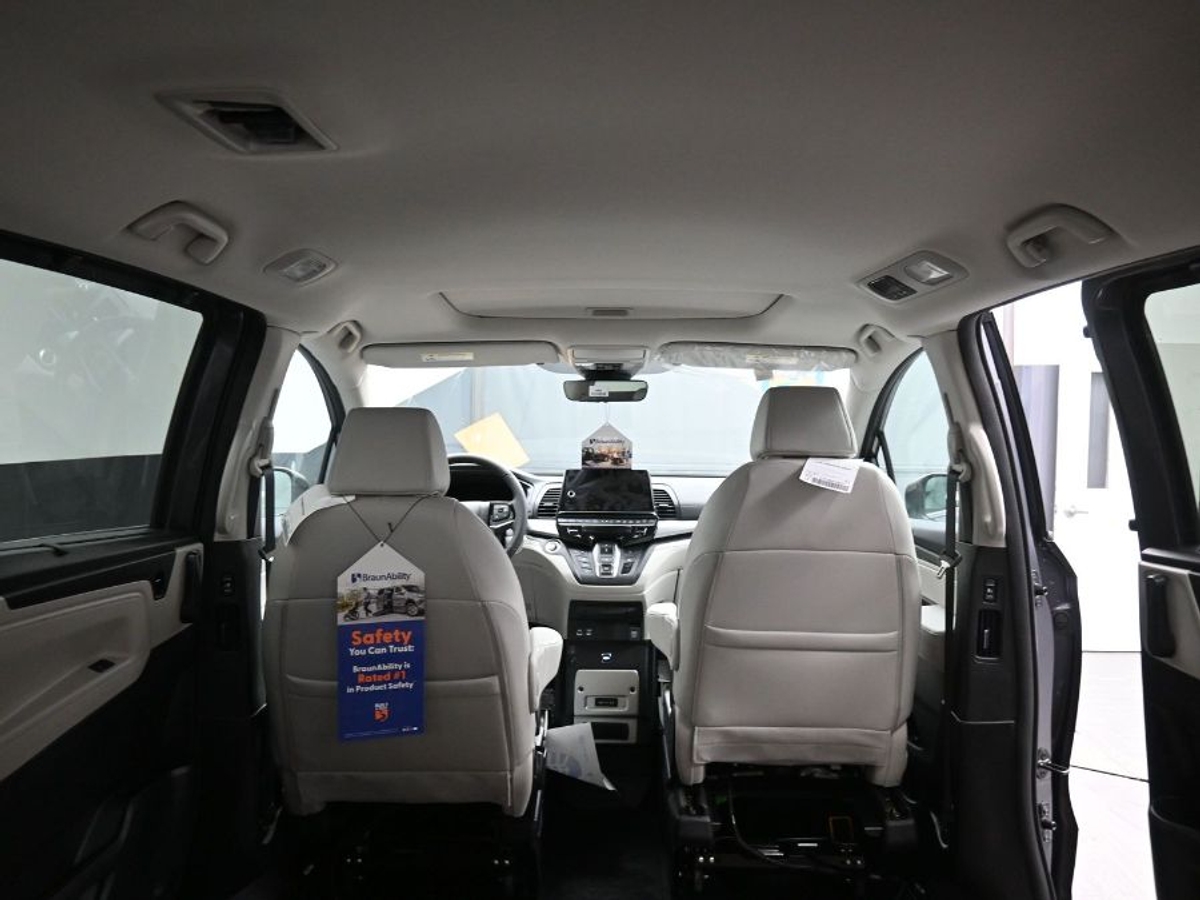 Grey Honda Odyssey image number 14