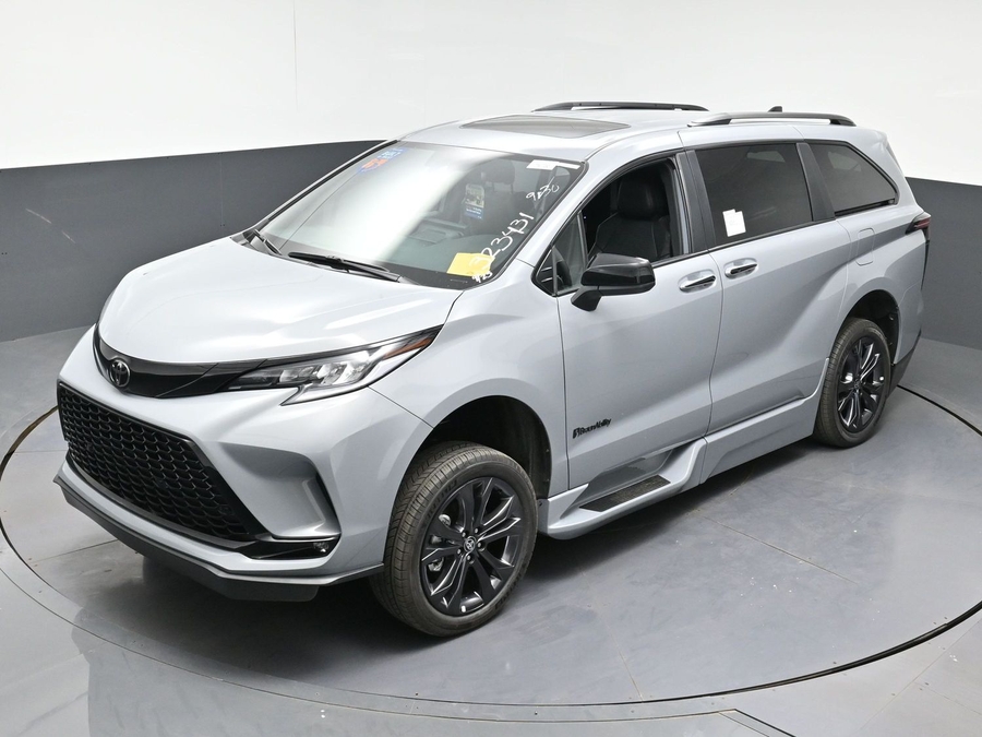 New 2026 Toyota Sienna Hybrid XSE Sport - BraunAbility Side Entry Fold Out Automatic Ramp
