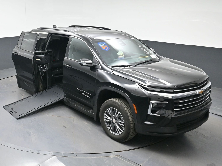 Black Chevrolet Traverse image number 20
