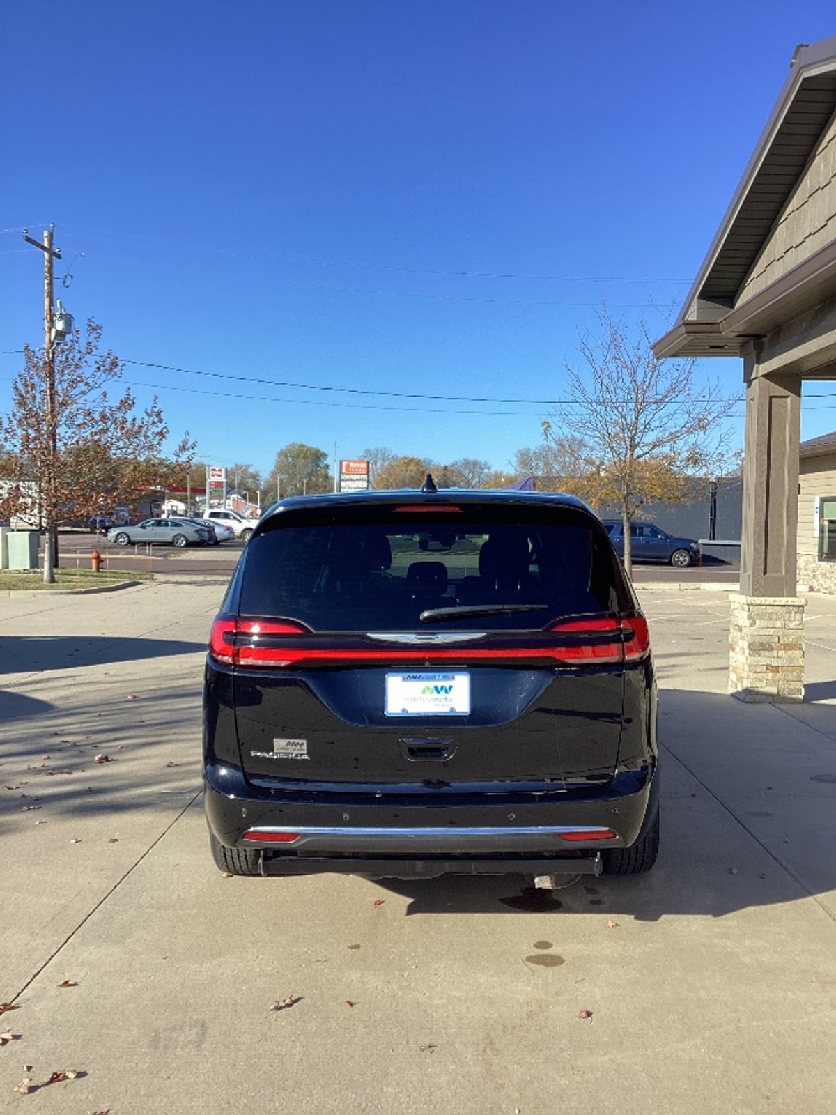 Black Chrysler Pacifica image number 7