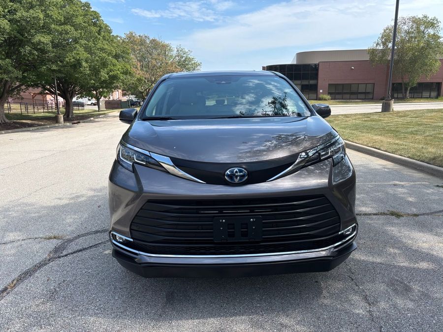 Used 2023 Toyota Sienna Hybrid XLE - BraunAbility Side Entry Entry In Floor Automatic Ramp