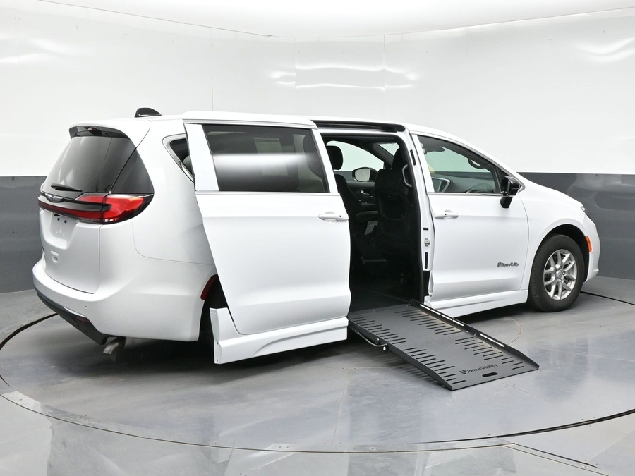 White Chrysler Pacifica image number 4