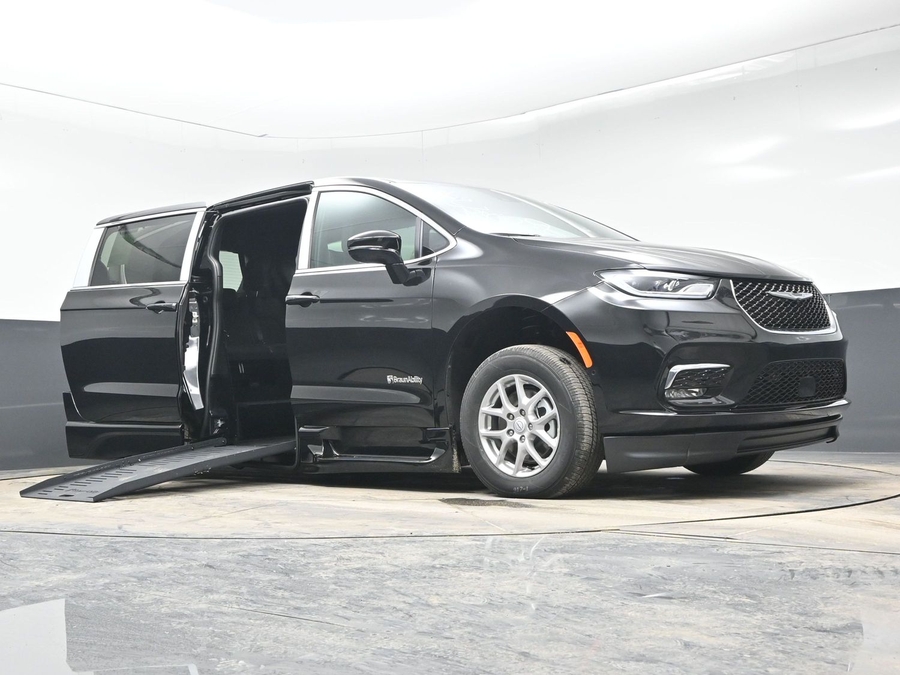 Black Chrysler Pacifica image number 12