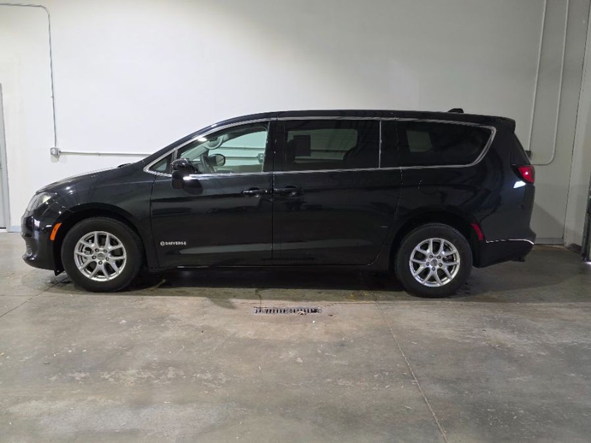 Black Chrysler Voyager image number 6