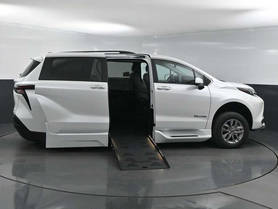 New 2025 Toyota Sienna Hybrid XLE Plus - BraunAbility Side Entry Entry Fold Out Automatic Ramp