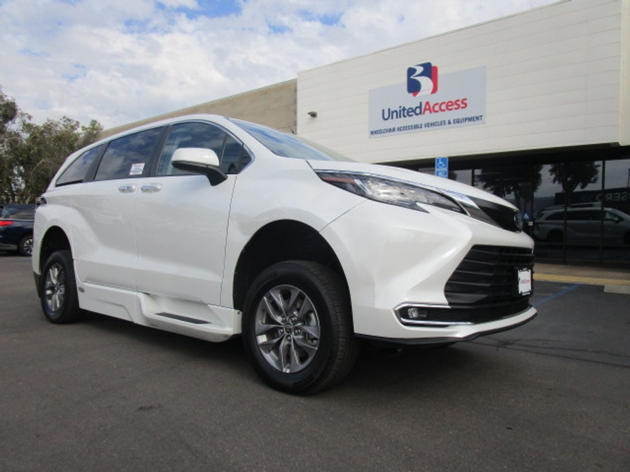 Used 2022 Toyota Sienna Hybrid XLE - BraunAbility Side Entry Entry Fold Out Automatic Ramp